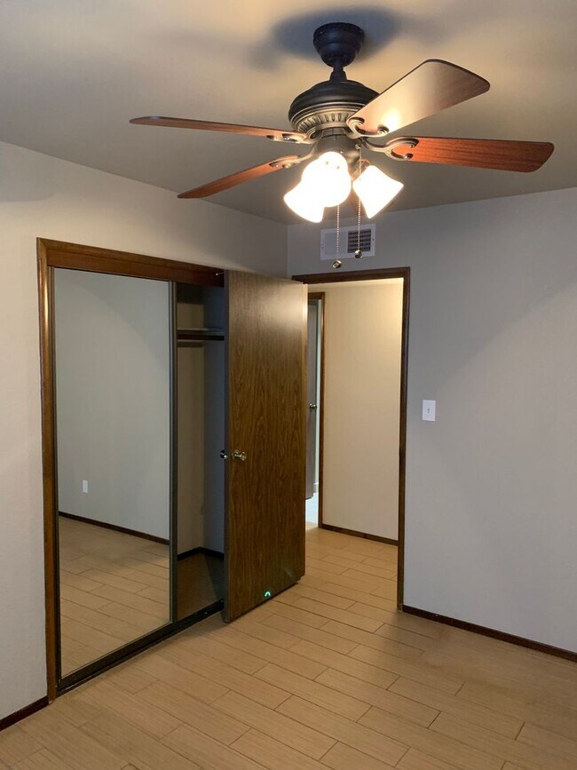 Building Photo - 3 Bedroom 2 Bath Home