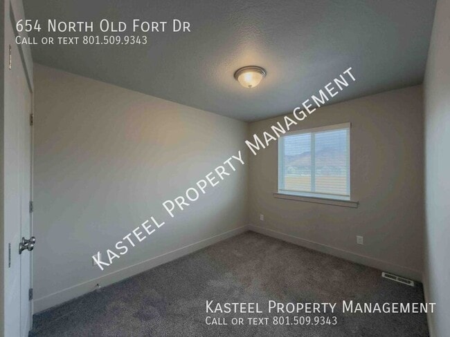 Building Photo - 654 N Old Fort Dr