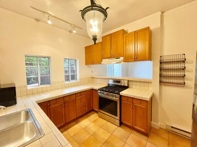 Building Photo - Bernal Hts. 2Br/1.5Ba Home w/Fab City View...