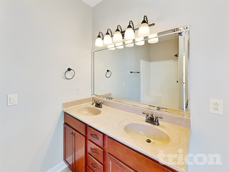 Building Photo - 935 Willow Circle