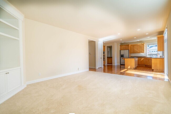 Building Photo - 5Br/3.25Ba Sammamish Home