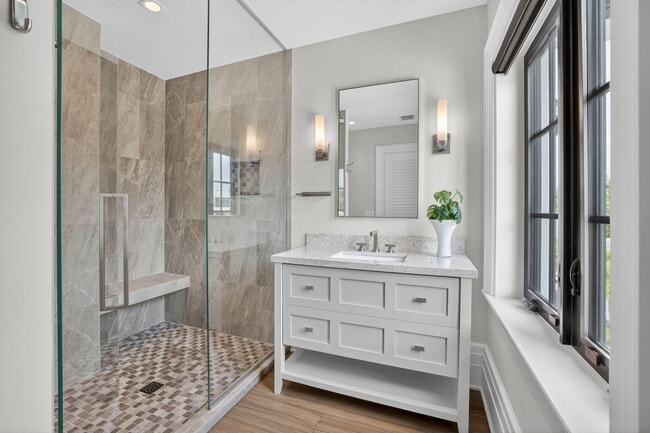 Building Photo - 400 Mola Ave