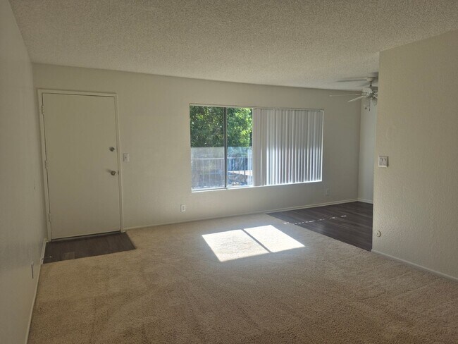 Building Photo - Unit 40 - Spacious 2nd Floor 1 Bed 1 Bath Apartment Home in Anaheim