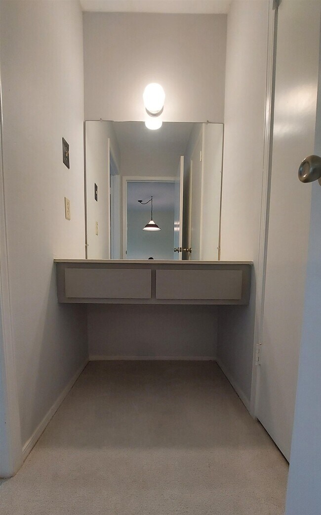 Building Photo - 1214 Hi Stirrup