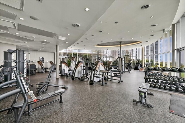 Building Photo - 700 NE 24th St