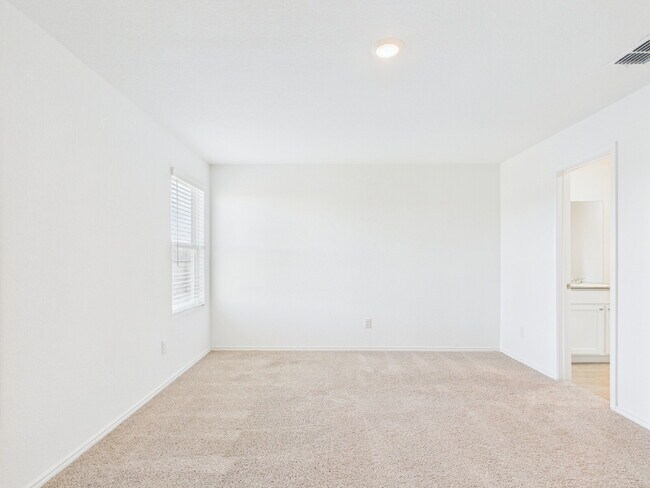 Building Photo - "Open-Concept Living in Fredericksburg"