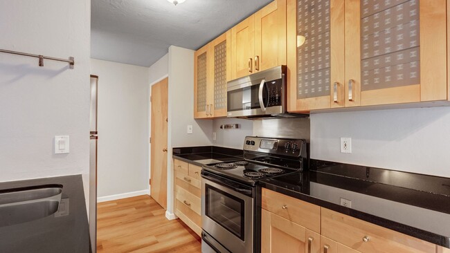 Building Photo - Beautiful Remodeled Adams Point Condo