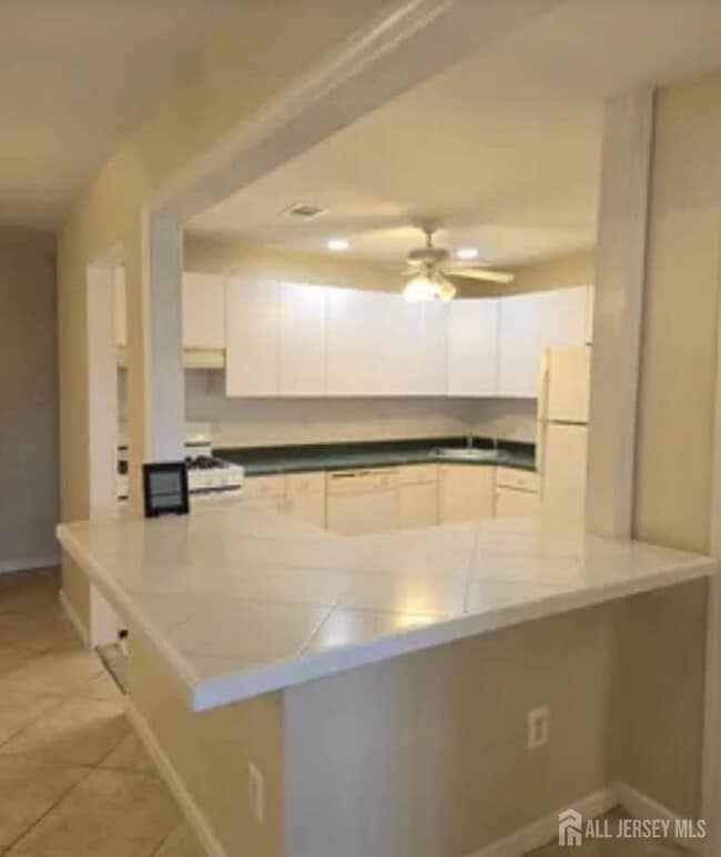 Building Photo - 334 College Dr