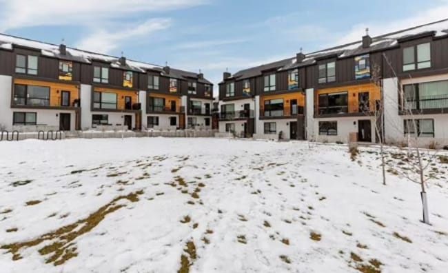 Building Photo - MODERN 3 BEDROOM 3 BATH NEAR CAMPUS