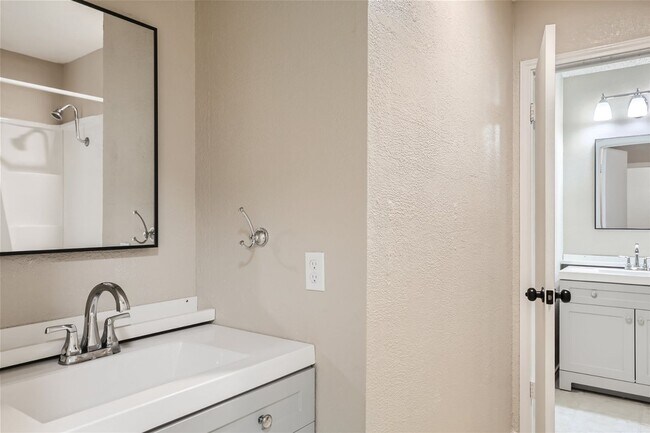 Building Photo - Cozy Single Story!!