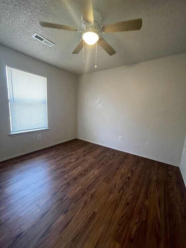 Building Photo - Cute remodeled 3Bd 1.5 bath