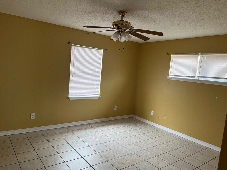 Building Photo - 115 Alicia St