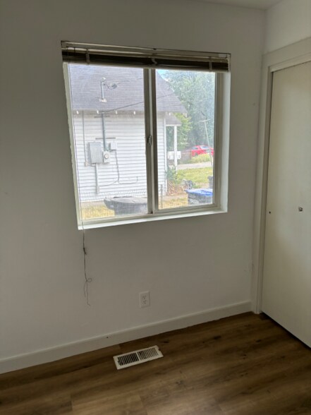 Building Photo - 707 N 12th Ave