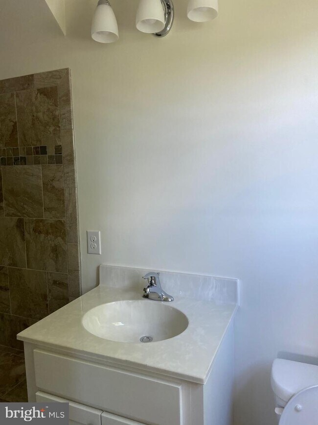 Building Photo - 121 Cypress Dr