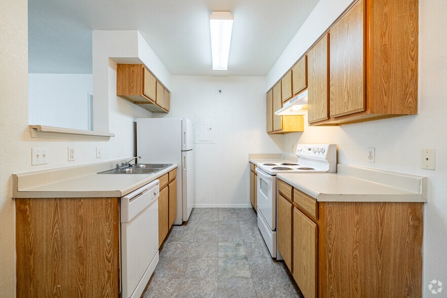 2BR, 2BA - 904SF - Kitchen - Timber Ridge Apartments