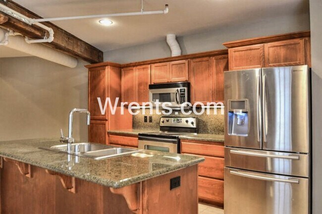 Building Photo - Beautiful Condo in the Heart of Downtown S...