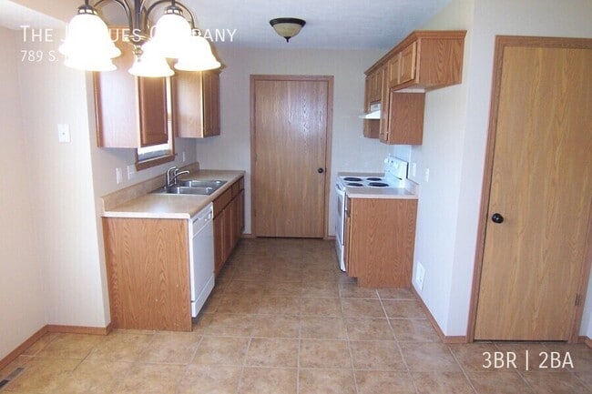 Building Photo - 789 S Eric St
