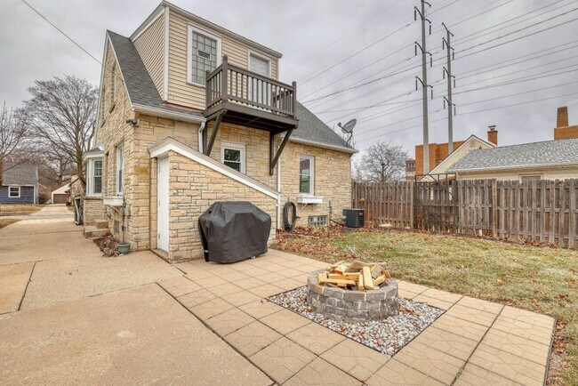 Building Photo - 122 S 77th St