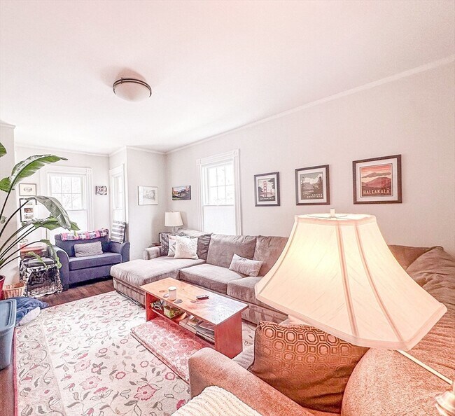 Building Photo - 35 Hillock St