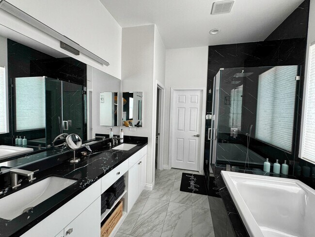 Building Photo - 43244 Freesia Pl