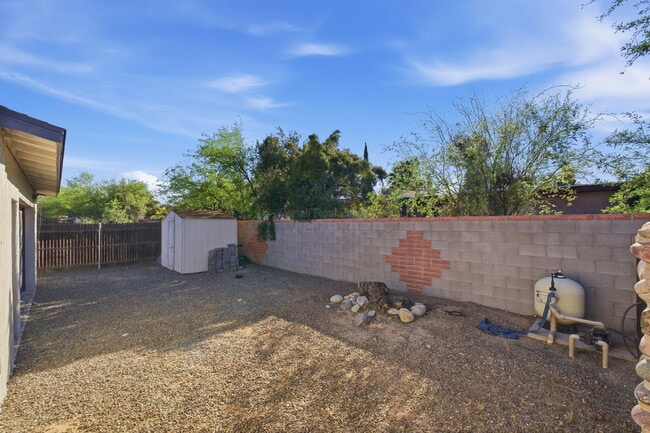 Building Photo - 1901 N Rosemont Blvd