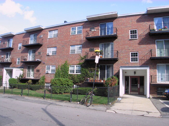 Building Photo - 8 Robinwood Ave