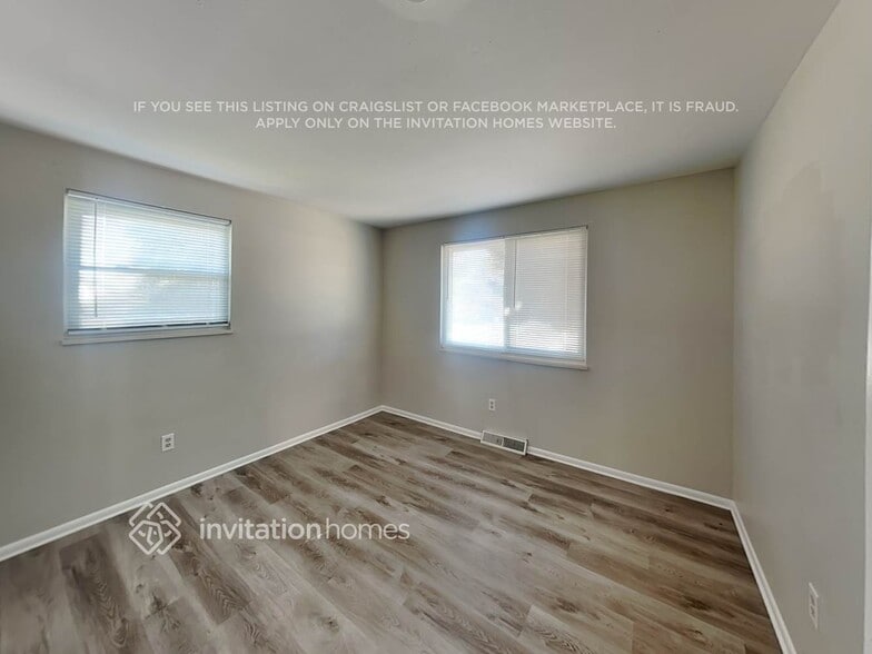 Building Photo - 7113 W Hinsdale Dr