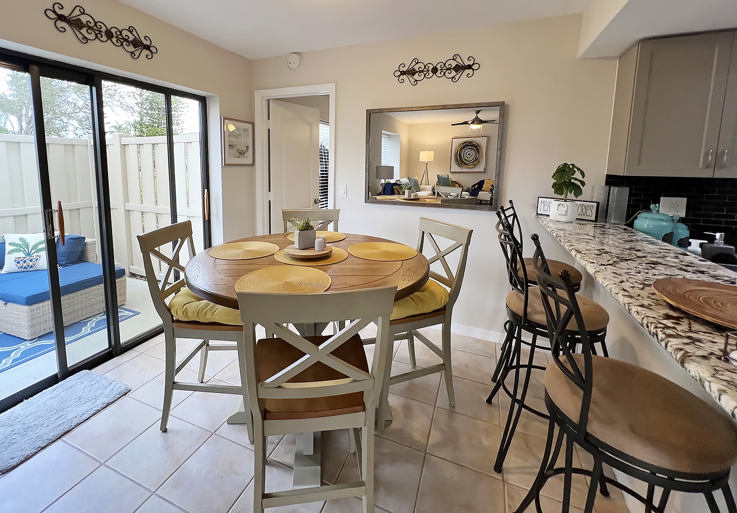 Dining area adjoins patio - 13193 Whitehaven Ln