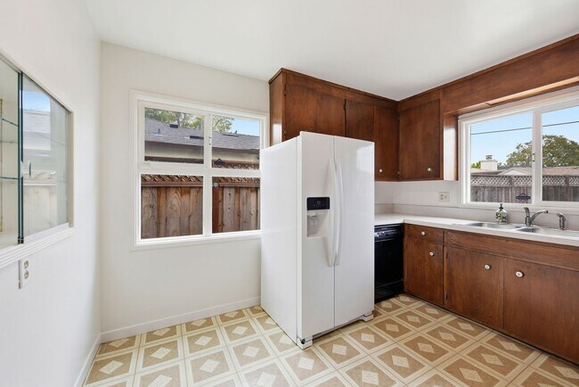 Building Photo - Charming single level family home located in sought after San Lorenzo Village.