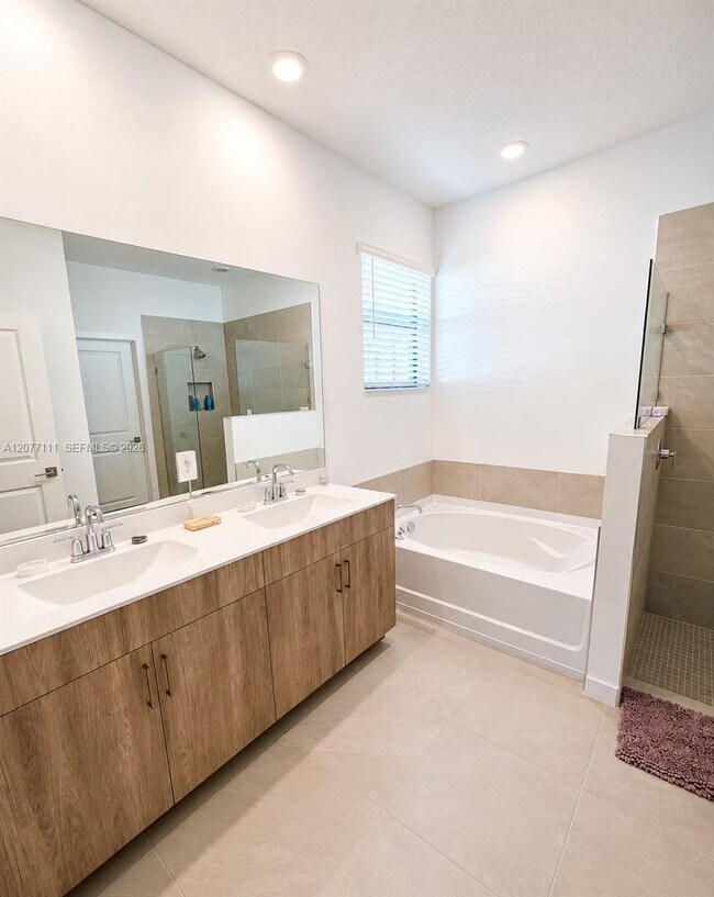 Building Photo - 8740 SW Kanner Oaks Dr