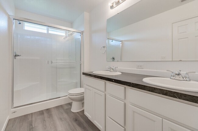 Building Photo - 3 Bedroom Townhome Available