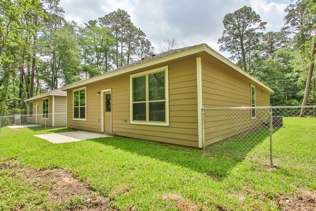 Building Photo - Beautiful 3 Bedroom / 2 Bathroom home in 7...