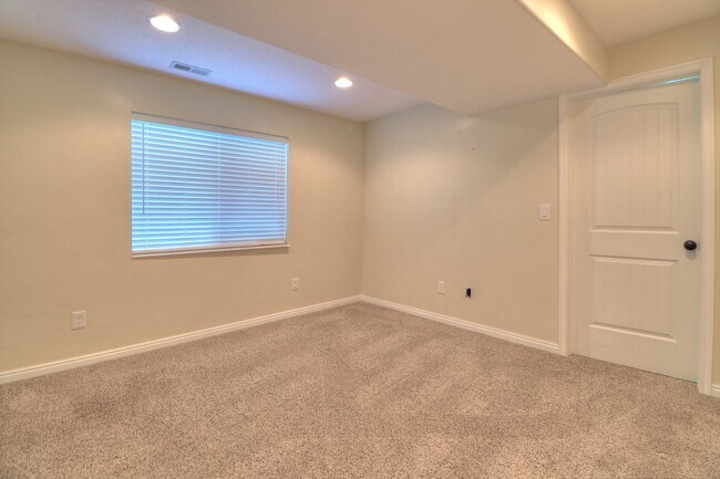 Building Photo - New reduced rent!
