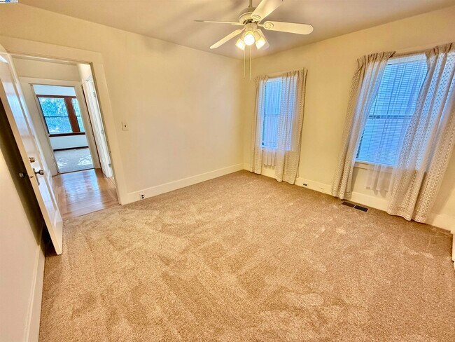 Building Photo - 252 Stoakes Ave