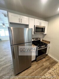 Building Photo - 825 N 10th Ave