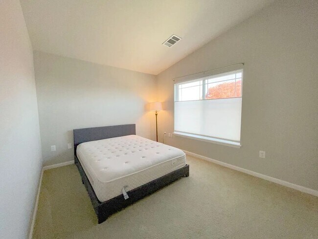 Building Photo - Spacious 2 Bed, 2 Bath + Office Townhome with Attached Garage | Broadlands Community