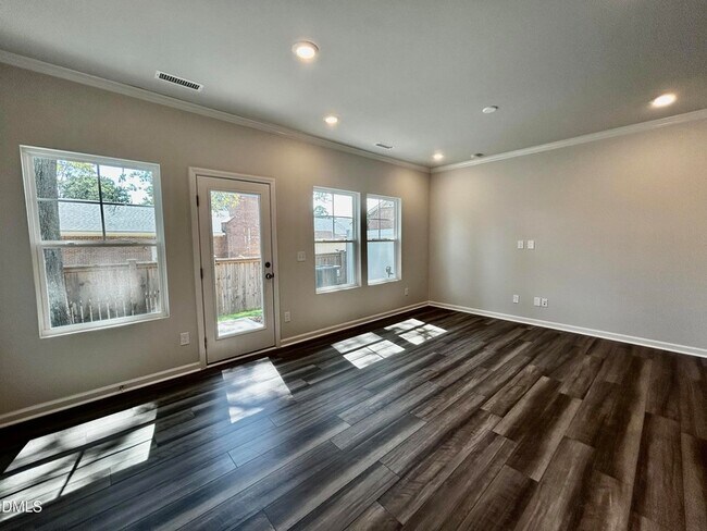 Building Photo - 154 Paramount Dr