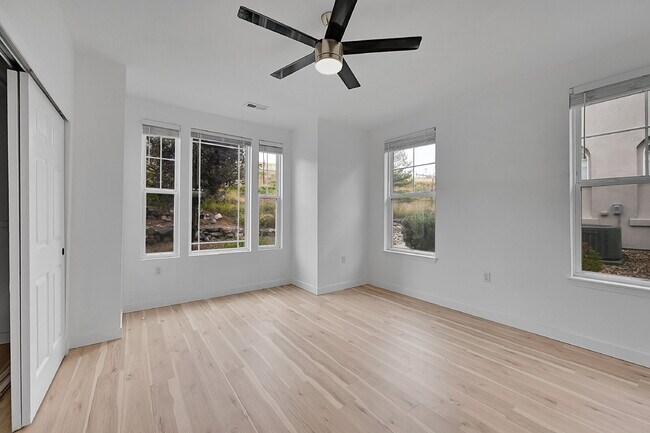 Building Photo - $2,350 - 2 Bed, 2 Bath Condo in Aurora wit...