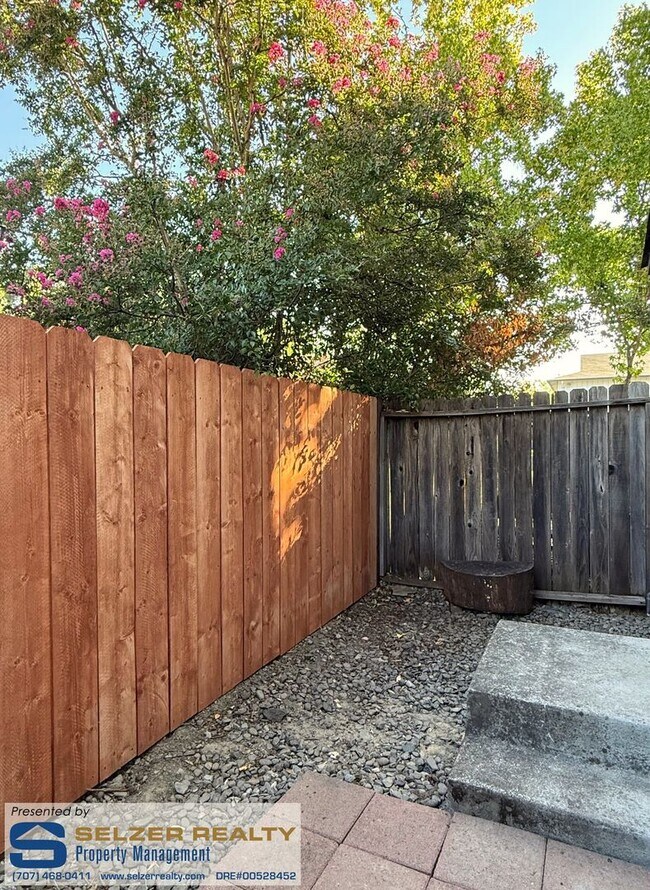 Building Photo - 880 S Orchard Ave