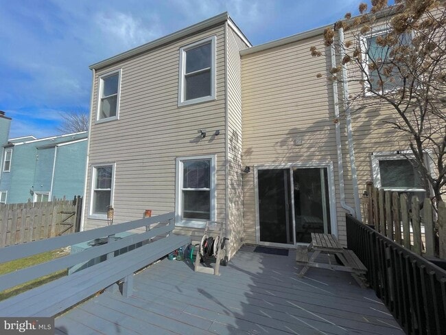 Building Photo - 7 N Hill Dr