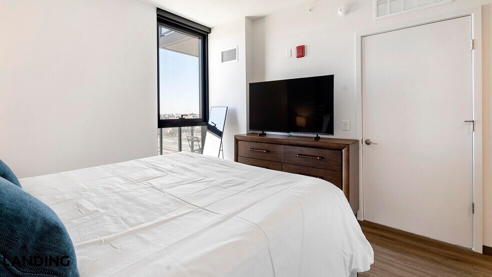 Building Photo - 513 S Damen Ave