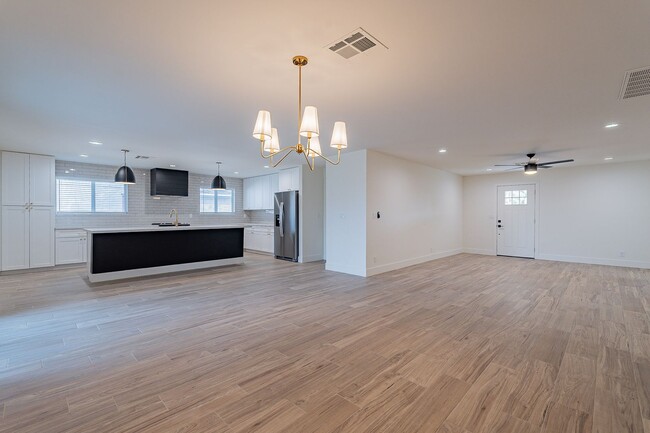 Building Photo - Stunning Clean Updated Home in Tempe!