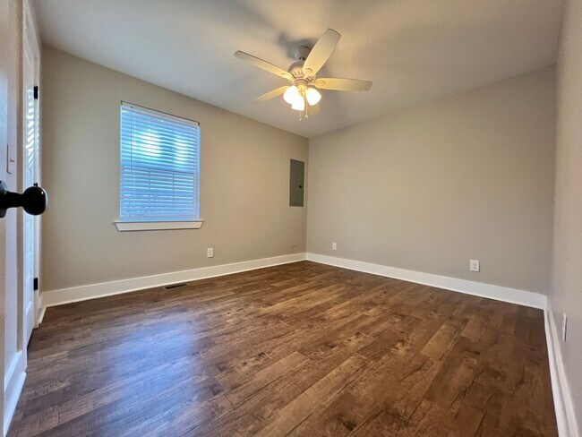 Building Photo - Updated 3 Bed, 2 Bath Cottage in Heart of Lockeland Springs w/ 1 Car Garage