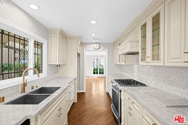 Primary Photo - 224 S Palm Dr