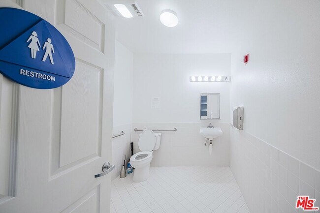 Building Photo - 937 12th St