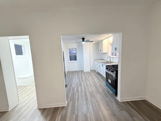 Building Photo - 537 McCully St