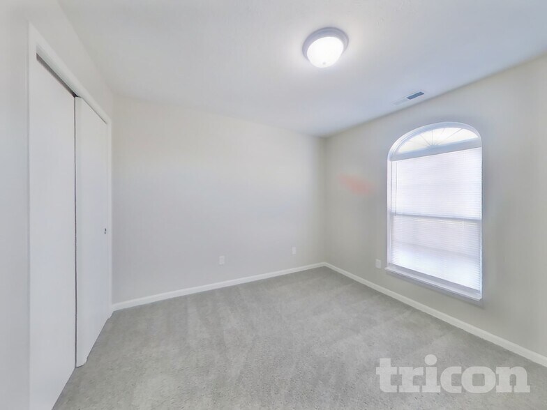 Building Photo - 6050 E Solitude Ct