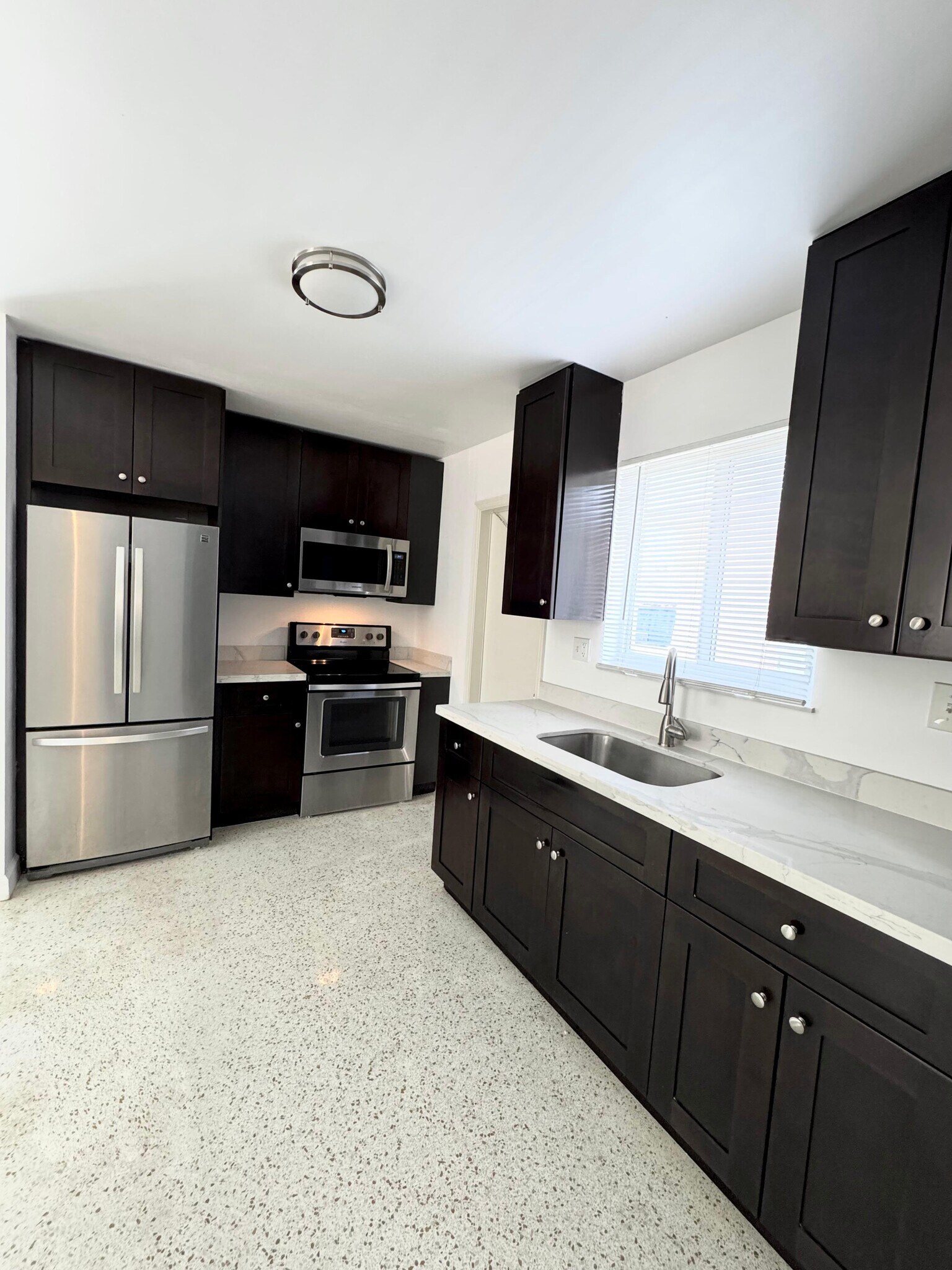 Building Photo - 627 W 17th St