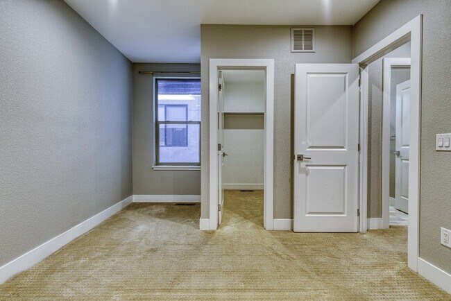 Building Photo - Newer Townhome next to Sloan's!