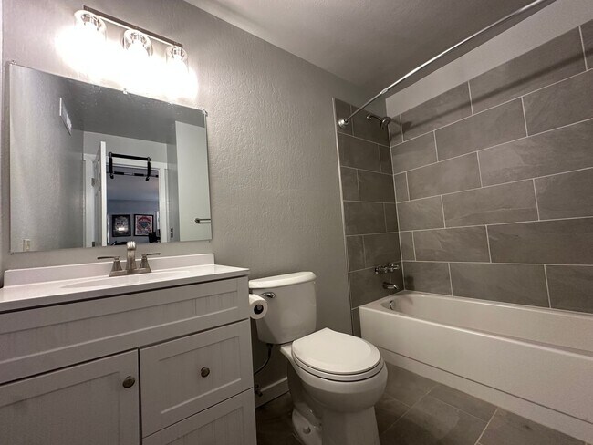Building Photo - 2677 Rodney Dr